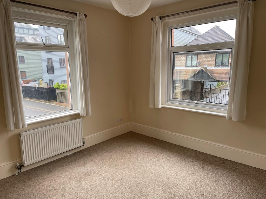 Lot: 156 - RETAIL UNIT AND WORKSHOP WITH GARAGE AND TWO FLATS - First Floor Flat - living Room with double aspect